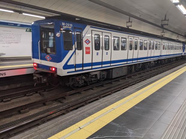 Picture of a boxy metro car M-2610 (variant A) at Tribunal station with red lights.