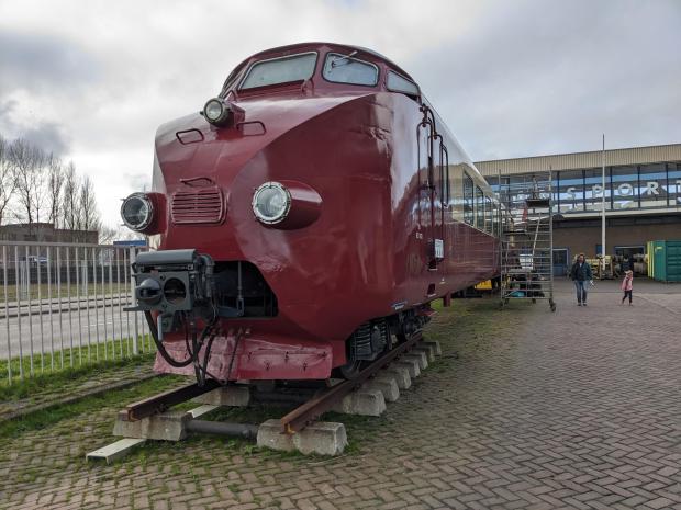 SBB RAm and NS DE4 power car pained red and beige.