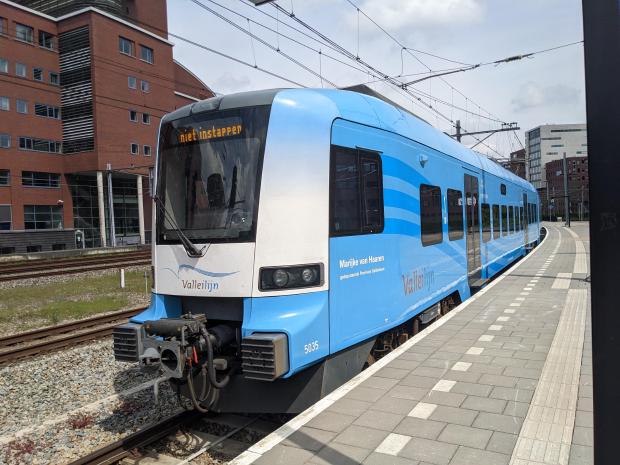 Picture of Protos, number 5035, at Amersfoort Centraal. The trains namesake, Marijke van Haaren, is printed on the right alonside Valleilijn with blue livery. "niet instappen" is shown on the train display.