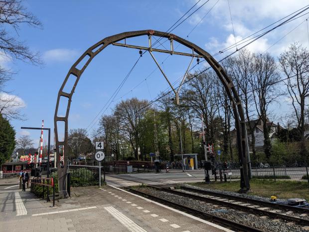Picture of the Gothic Arch before an at-grade crossing from platform 1 of Hilversum Sportpark.