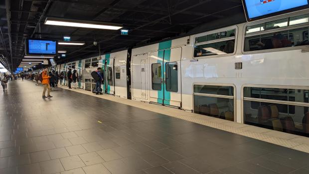 Passengers entering MI 09 train.