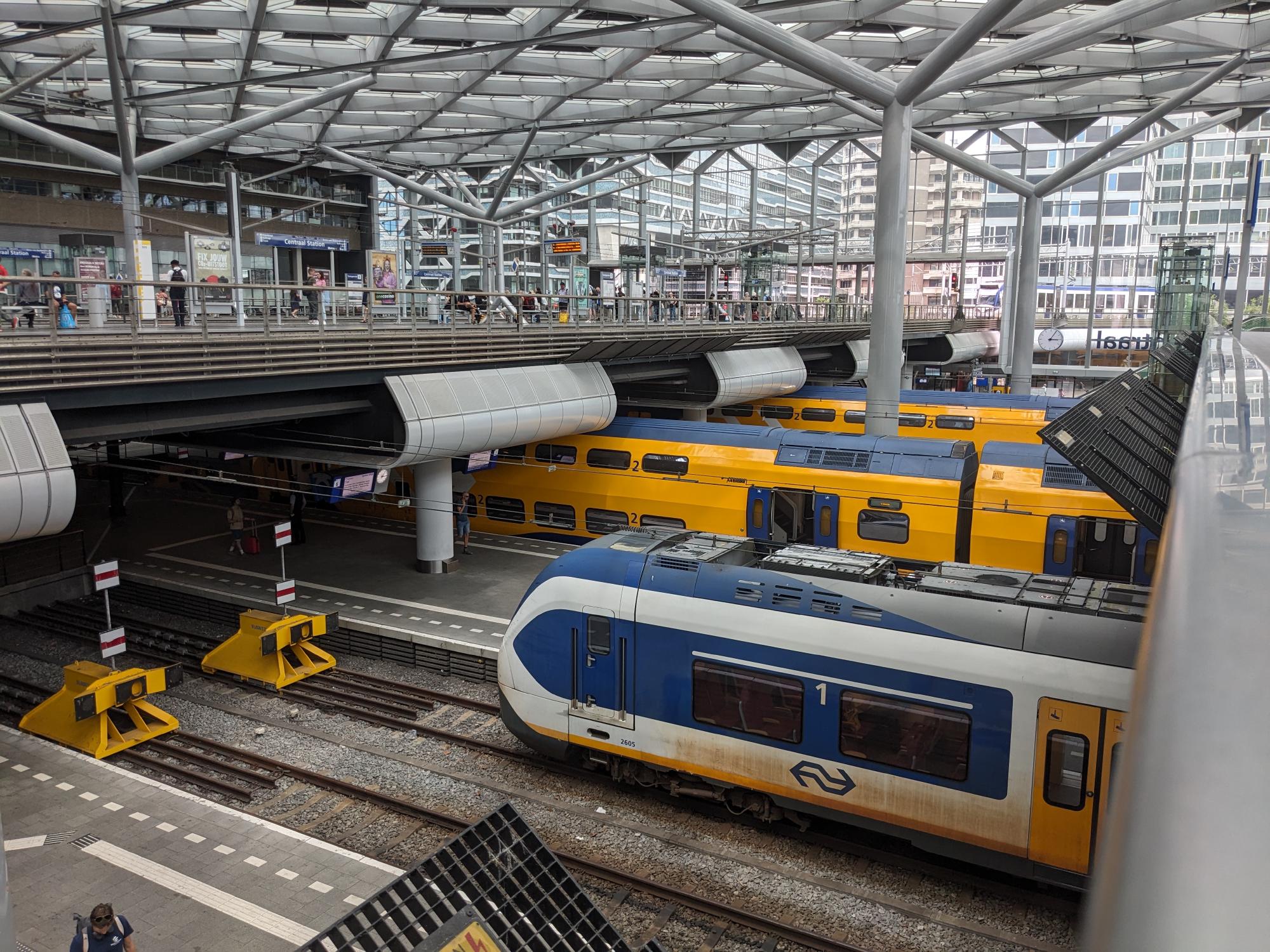 SLT train from above at Den Haag Centraal with two VIRMs in the background.