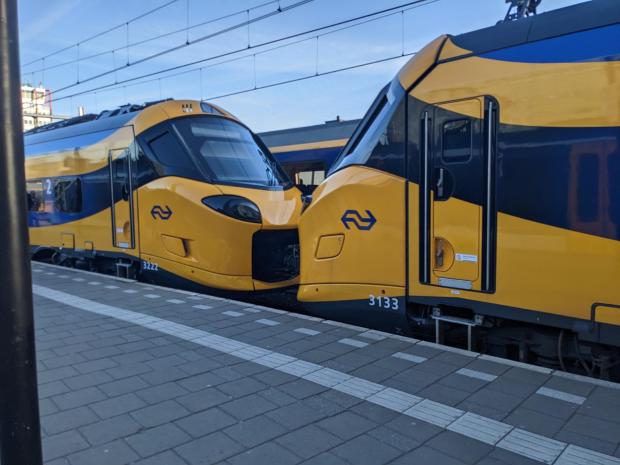 ICNG 3133 and 3222 coupled at a platform in Amsterdam Centraal.