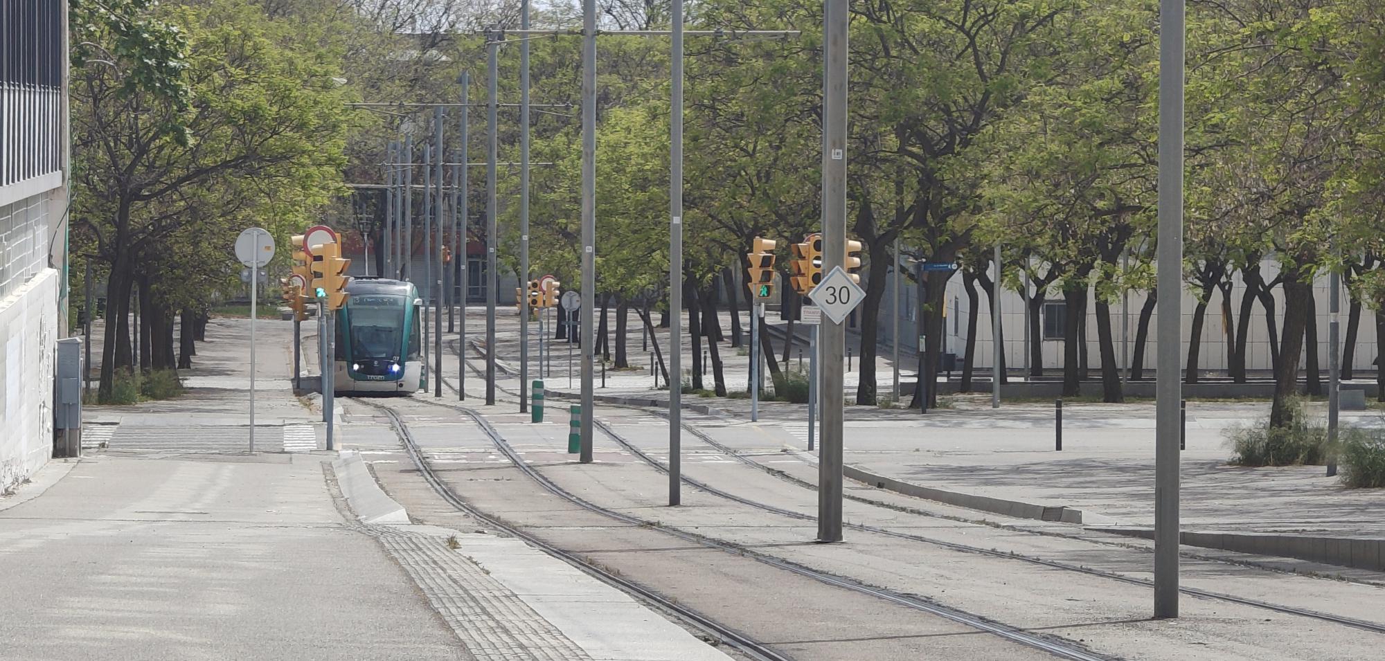 Trambaix tram approaching Zona Universitària up a light gradient