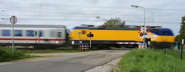 NS livery on Siemens Vectron passing through the level crossing at Keverdijk.