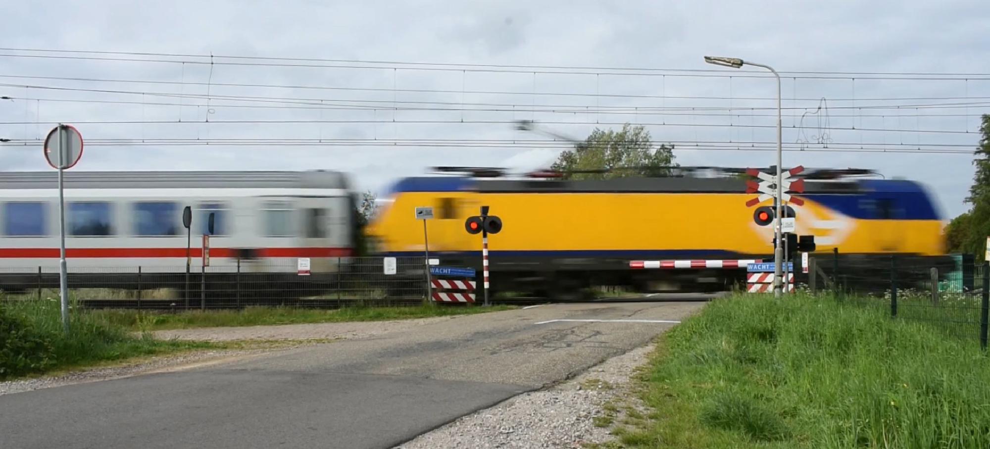 NS livery on Siemens Vectron passing through the level crossing at Keverdijk.
